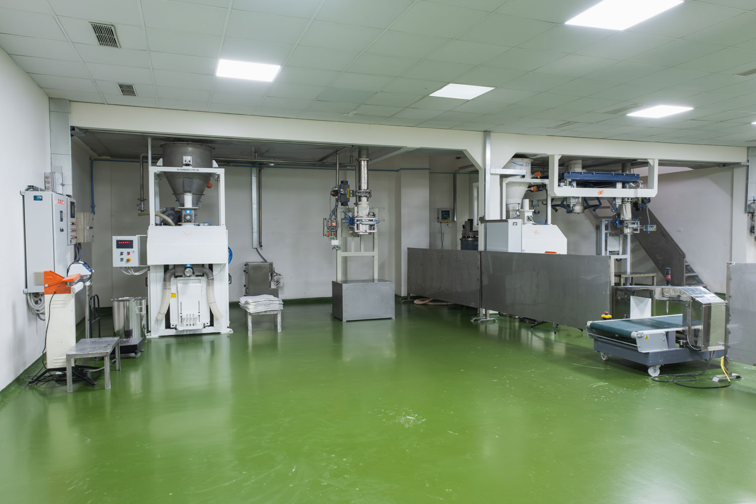 Storage and cleaning section with stainless silos